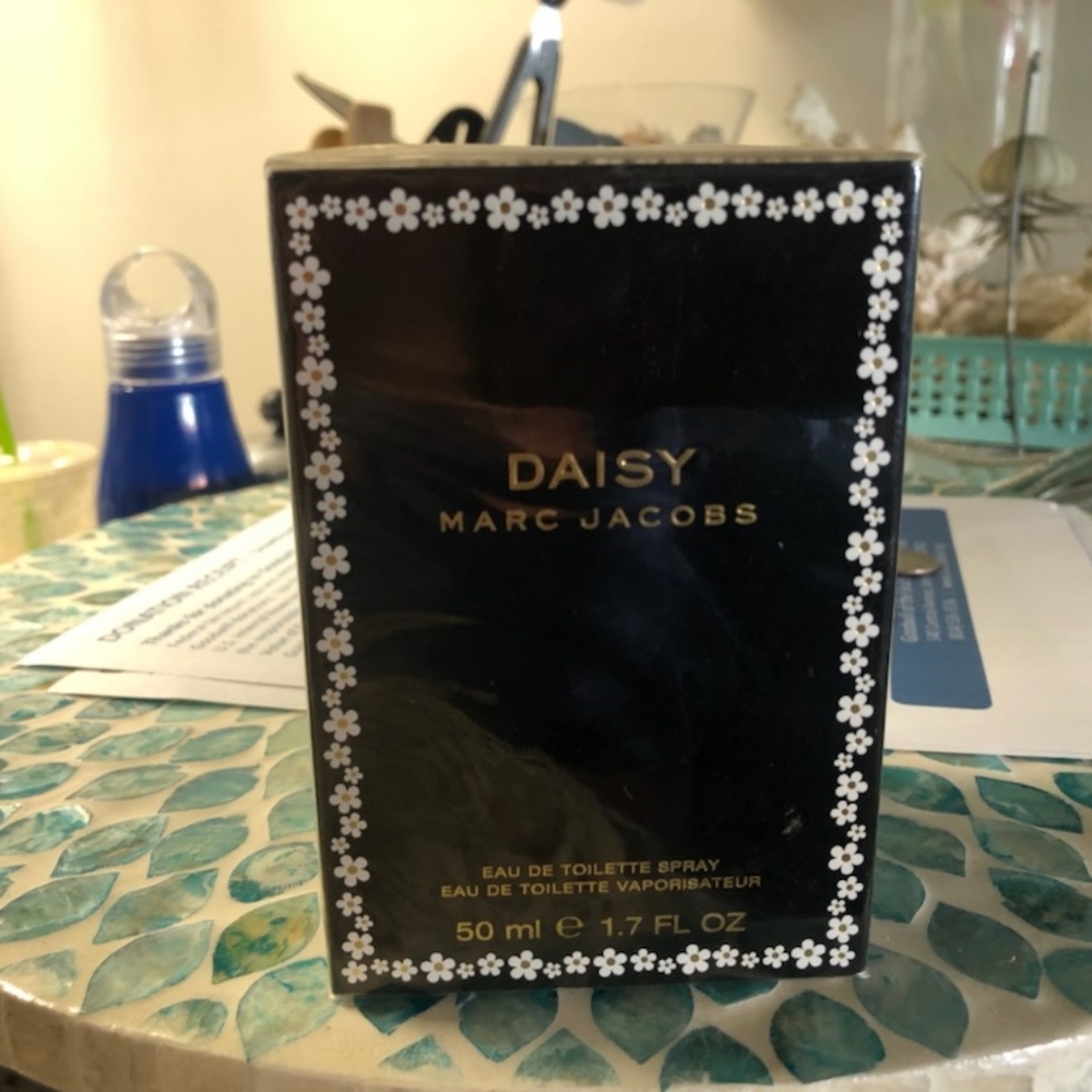 Daisy perfume